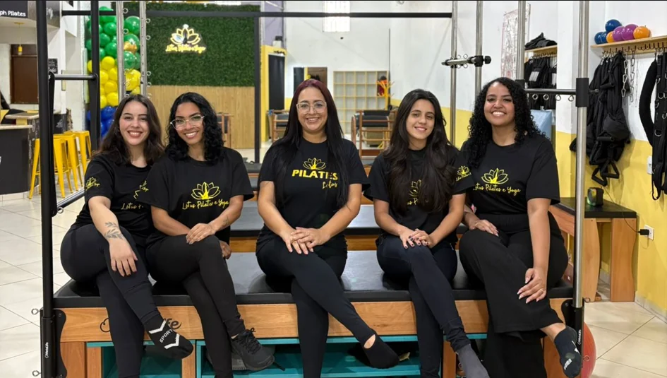 Equipe do Studio Lótus Pilates e Yoga reunida no studio